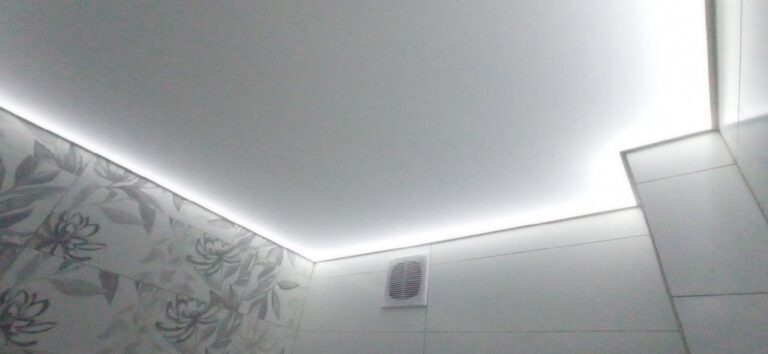 Светящийся потолок в санузле 104